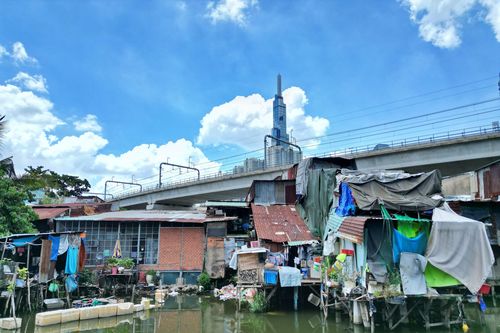 Nghìn hộ dân sống tạm bợ ven rạch dưới chân cao ốc ở TP.HCM