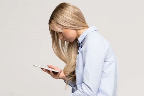 Nhiều người trẻ mắc hội chứng cổ rùa, thoái hóa đốt sống vì điện thoại