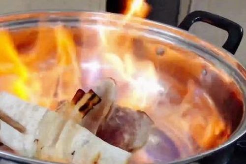 Hãy từ bỏ nướng mực bằng cồn, sử dụng cách này thơm ngon và an toàn hơn nhiều