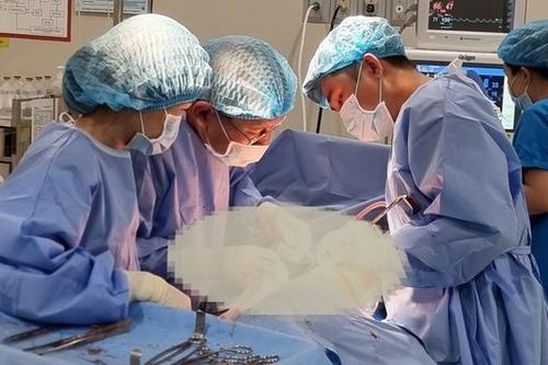 Phẫu thuật bóc tách khối u thận to hiếm gặp