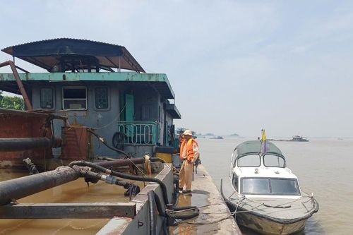 Cục Cảnh sát giao thông bắt giữ 2 tàu hút cát trái phép