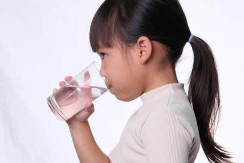 Nghịch lý uống nước trong giờ học phải giơ tay xin phép ở Nhật Bản