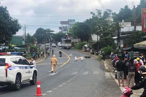 Tai nạn giao thông mới nhất 18/6/2024: ngã ra đường bị xe tải cán tử vong