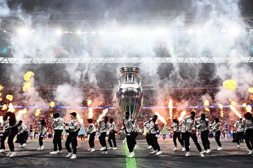 Nghệ sĩ với EURO: Ký ức EURO 2020 - Nghịch lí trái bóng tròn