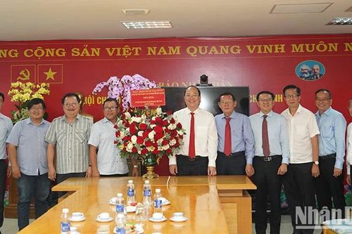 Thành ủy Thành phố Hồ Chí Minh thăm Cơ quan thường trực Báo Nhân Dân