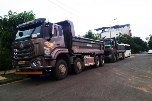 Lòng đường bị biến thành bãi đỗ xe?