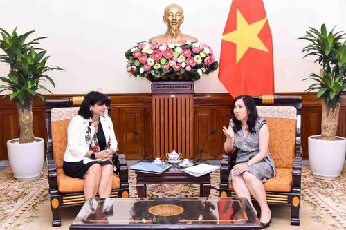 Thứ trưởng Ngoại giao Lê Thị Thu Hằng tiếp Tổng thư ký Bộ Ngoại giao và các vấn đề châu Âu Slovenia
