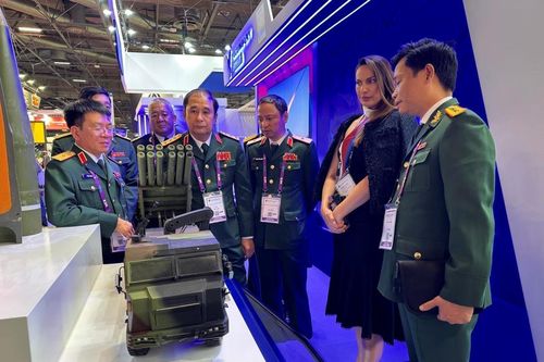 Thượng tướng Phùng Sĩ Tấn dự Triển lãm Vũ khí Lục quân Eurosatory tại Pháp