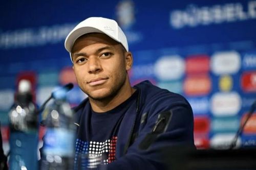 Huyền thoại Patrice Evra nói gì khi Mbappe so sánh Euro và World Cup?