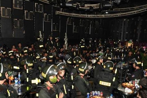 Bộ Công an đột kích quán bar lớn ở TPHCM, bắt giữ hàng chục đối tượng liên quan ma túy