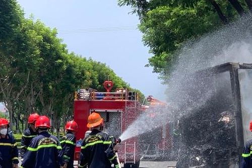 Xe tải bất ngờ bốc cháy giữa trưa ở Đà Nẵng