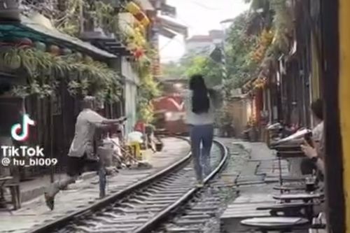 Hà Nội: Xử lý 'nóng' vi phạm tại khu vực cà phê đường tàu