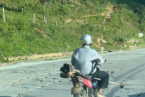 Đường đèo Lò Xo xuất hiện nhiều vết nứt dài, đứt gãy