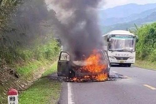 Ô tô cháy rụi trên đèo Khánh Lê, 7 người may mắn thoát nạn