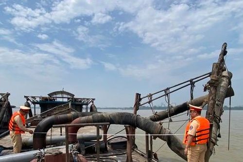 Bắt giữ 3 tàu chở 750 m3 cát đen không rõ nguồn gốc trên sông Hồng