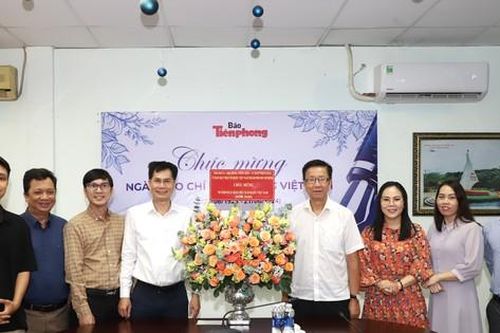 Lãnh đạo TPHCM thăm, chúc mừng báo Tiền Phong