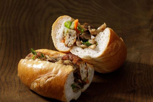Ăn bánh mì ở Hà Nội và nói 'không đặc biệt', khách Tây bị phản ứng dữ dội