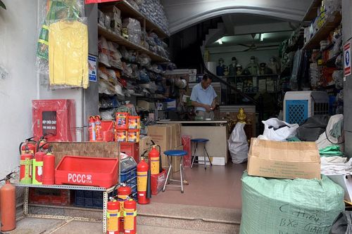 Cấp bách phòng cháy, người dân lại đổ xô mua mặt nạ, thang dây