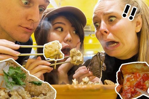 Món ăn đường phố bốc mùi phát sợ, du khách thi nhau nếm thử