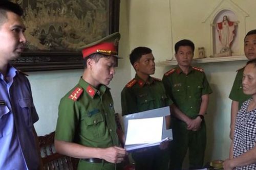 Khởi tố người phụ nữ khiếu kiện chuyên nghiệp về tội Cưỡng đoạt tài sản