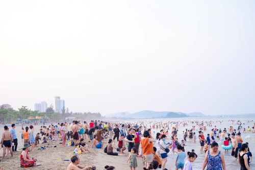 Nắng nóng gay gắt, du khách đổ về biển Cửa Lò 'giải nhiệt'