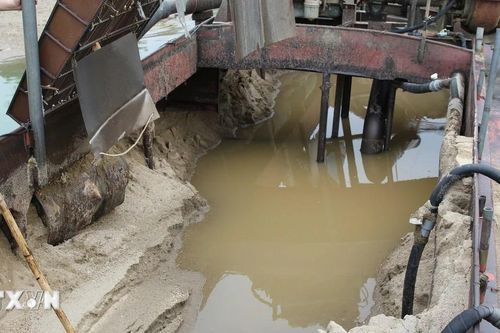 Giữ 3 phương tiện khai thác cát trái phép trên sông Hồng chỉ trong một buổi sáng