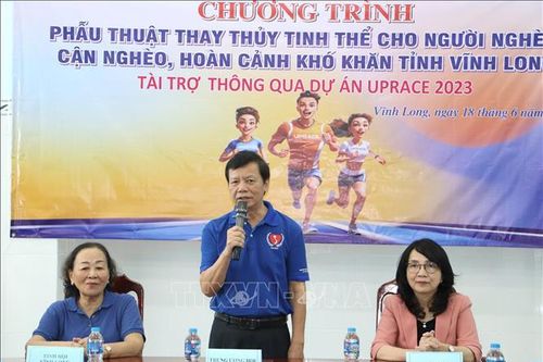 Người cao tuổi được phẫu thuật thay thủy tinh thể nhờ dự án UpRace 2023