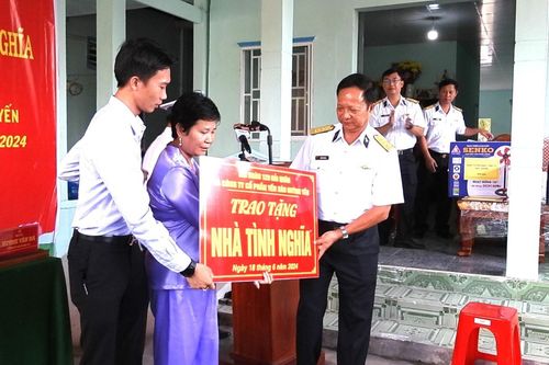 Hải quân bàn giao nhà tình nghĩa cho gia đình chính sách