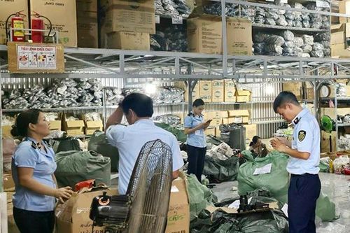 Đà Nẵng: Tạm giữ hơn 1.800 đôi giày, dép nghi giả mạo nhãn hiệu Nike và Crocs
