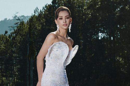 Hoa hậu Tiểu Vy cuốn hút với đầm dạ hội cầu kỳ giữa thiên rộng lớn