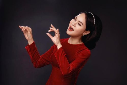 Nữ hoàng nhạc phim kiếm 7 chỉ vàng/ngày, chạy show quên sức khỏe, U50 xinh như thiếu nữ