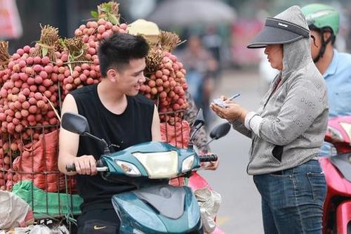 Bắc Giang: Người dân phấn khởi vì giá vải thiều cao chưa từng có, gần 100.000 đồng/kg