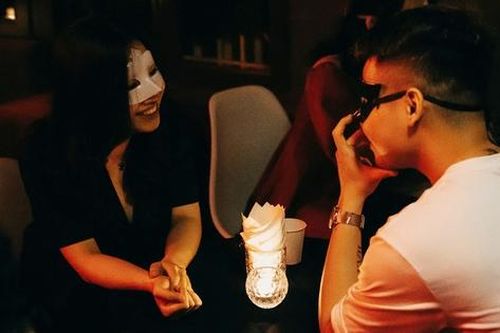 Nhiều người trẻ lựa chọn 'Bịt mắt hẹn hò'