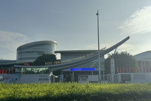 Rác thải bủa vây Học viện Cán bộ TP. Hồ Chí Minh