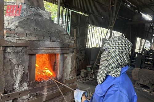 Những người thợ làng nghề tất bật dưới nắng nóng