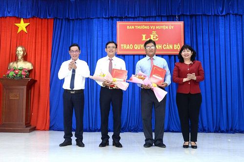 2 cán bộ huyện Châu Phú nhận nhiệm vụ mới