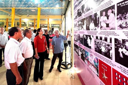 Ra mắt mô hình 'Không gian văn hóa Hồ Chí Minh, Tôn Đức Thắng', tại Ban Trị sự Phật giáo Hòa Hảo thị trấn An Phú