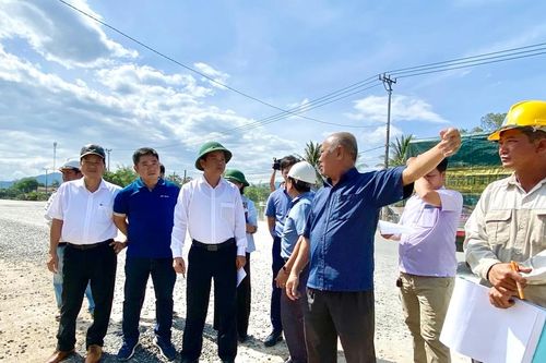Phó Chủ tịch UBND tỉnh Nguyễn Hữu Quế kiểm tra dự án nâng cấp quốc lộ 19