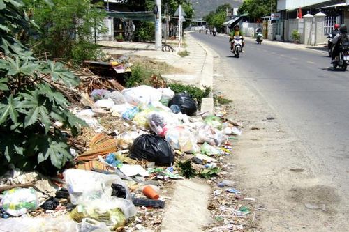 Bỏ rác bừa bãi bên đường