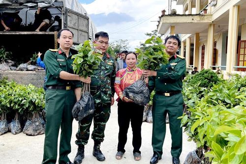 'Bà đỡ' của các hộ nghèo vùng biên