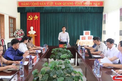 Đồng chí Trưởng ban Dân vận Tỉnh ủy kiểm tra chuẩn bị kỳ thi tốt nghiệp THPT tại huyện Sốp Cộp