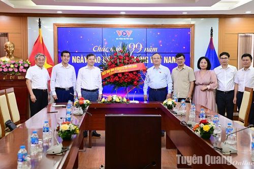 Chủ tịch UBND tỉnh Nguyễn Văn Sơn chúc mừng các cơ quan báo chí Trung ương