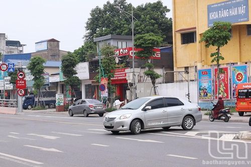 Bất chấp biển cấm, nhiều người vẫn ngang nhiên vi phạm