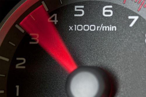 Những yếu tố bất thường có thể khiến vòng tua máy tăng cao