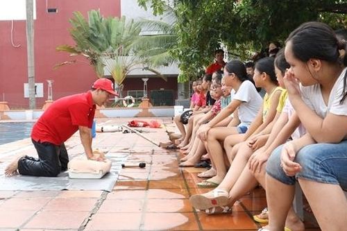 Hai bác sĩ cứu bé gái 5 tuổi đuối nước ở bể bơi tại Hạ Long