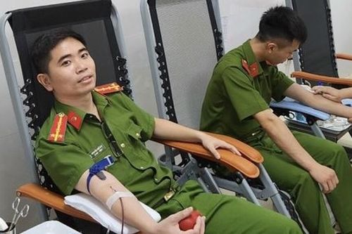 Cán bộ, chiến sĩ Trại tạm giam Công an tỉnh Thanh Hóa tiếp máu giúp bệnh nhân qua cơn nguy kịch