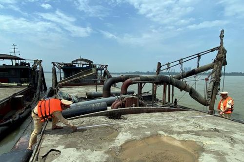 Cảnh sát bắt giữ 3 tàu 'cát tặc', thu giữ gần 800m3 cát