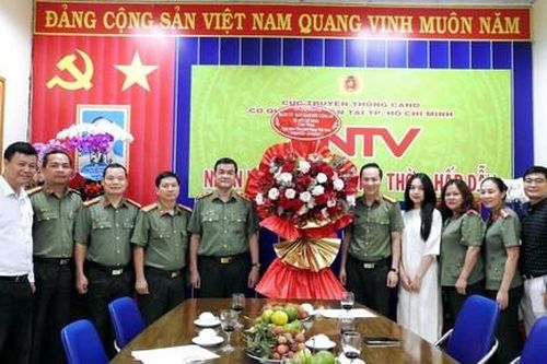 Trung tướng Lê Hồng Nam, Giám đốc Công an TPHCM chúc mừng các cơ quan báo chí