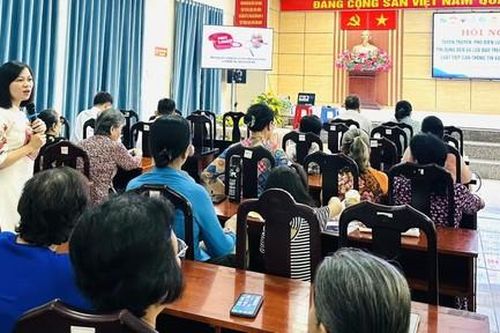 Quán cà phê thành 'điểm hẹn' tuyên truyền