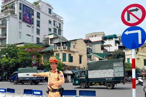 Bảo đảm an toàn giao thông tại khu vực cầu Long Biên